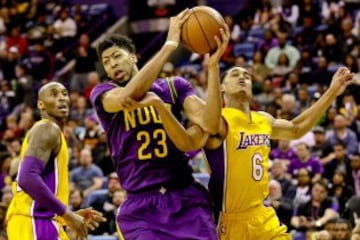 Anthony Davis y Jordan Clarkson.