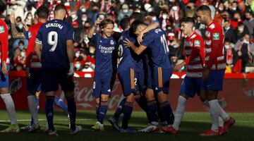 Los jugadores del Madrid celebran un gol en el estadio del Granada en el último partido de Liga disputado.