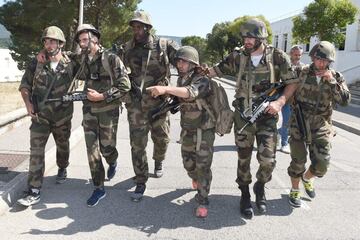 El judoka francés Teddy Riner y sus compañeros de equipo participan en un campo de entrenamiento físico supervisado por militares en el primer regimiento de la French Foreign Legion, en Aubagne.