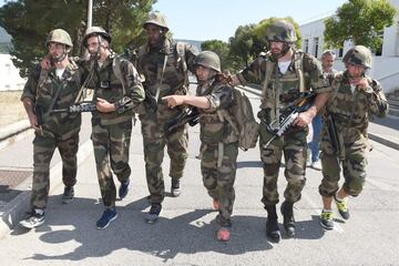 El judoka francés Teddy Riner y sus compañeros de equipo participan en un campo de entrenamiento físico supervisado por militares en el primer regimiento de la French Foreign Legion, en Aubagne. 