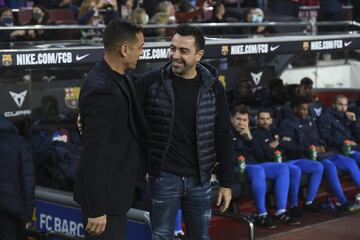 Francisco y Xavi Hernández se saludan antes del partido.