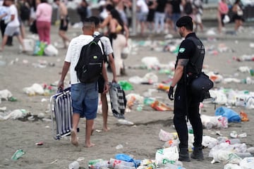 Restos de basura en la playa de La Malagueta de M¨¢laga.