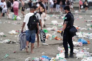 Restos de basura en la playa de La Malagueta de Málaga. 