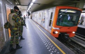 Despliegue de soldados belgas en una estaci¨®n de metro en Bruselas.