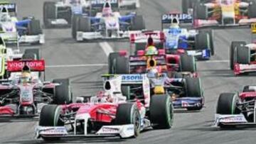 <b>EMOCIONANTE SALIDA. </b>Hamilton, que arrancaba quinto, ascendió dos posiciones, mientras que Alonso, con problemas de tracción iniciales, perdió comba con los Ferrari.