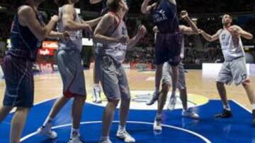 <b>BREGA. </b>Batista y Oleson se elevan en busca de un rebote.