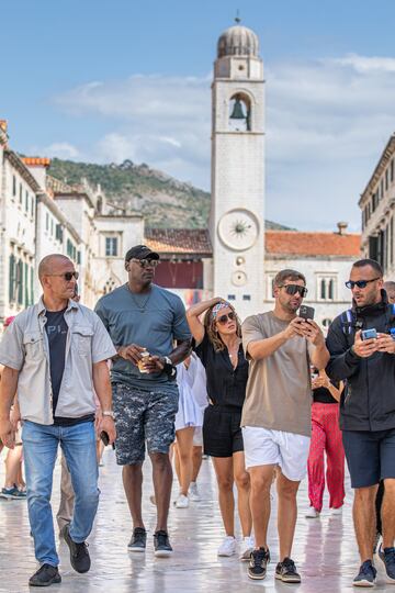 Michael Jordan y su mujer Yvette Prieto paseando por las calles de Dubrovnik. 
