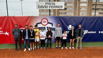El extenista y capit¨¢n de Espa?a de Copa Davis David Ferrer posa con los ganadores de la prueba del Young Tour AS celebrada en la Academia David Ferrer.