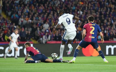 0-1.  Centro de Denzel Dumfries desde el lateral izquierdo, Íñigo Martínez resbala y Marcus Thuram conecta un taconazo superando a Wojciech Szczesny.