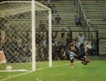 Manuel Neira vence al arquero Oscar Ferro, en el empate 1-1 ante Sporting Cristal en el Monumental de 1999.