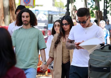 Marc Cucurella, Claudia Rodríguez, Enzo Fernández, João Pedro y su pareja, Khadije Skandar, pasean por las calles de la Madrid.