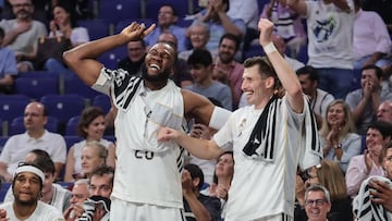 Bruno Fernando y David Kramer celebran el primer punto del canterano Gunars Grinvalds con la camiseta del Real Madrid.