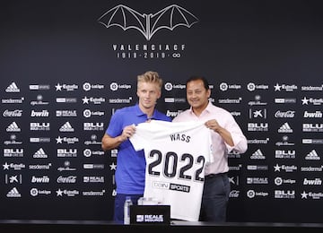 El 10 de julio de 2018, Wass se unió al Valencia CF por un contrato de cuatro años.
“Es un honor llamarme jugador del Valencia FC #amunt” 