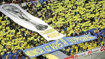 El grupo de animación del América mostró una manta en la que aparece el trofeo de Liga MX y la leyenda para recordarle a la afición celeste la peor derrota en la historia de su club.
