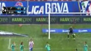 <b>¿PENALTI?</b> El Atlético de Madrid pidió penalti en esta jugada de Maxwell.
