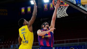 BARCELONA, 06/01/2026.- El ala pivot del Barça, Joel Parra (d), entra a canasta ante el jugador estadounidense del Maccabi, Jaylen Hoard, durante la jornada 20 de la Euroliga que disputan hoy martes Barça y Maccabi Tel Aviv en el Palau Blaugrana de Barcelona. EFE/ Alejandro García