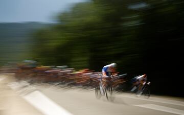 El pelotón durante la decimotercera etapa del Tour de Francia 2022.