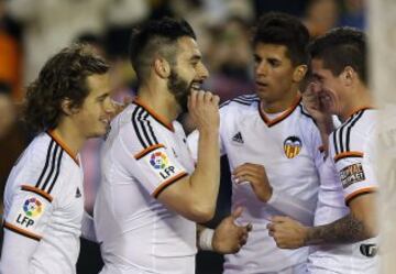 El delantero del Valencia Álvaro Negredo (2i) celebra con sus compañeros el gol marcado al Almería, tercero para el equipo, durante el partido de la decimonovena jornada de Liga