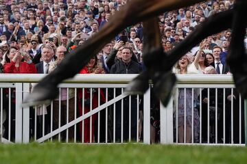 El público presente disfrutando del Aintree Grand National.