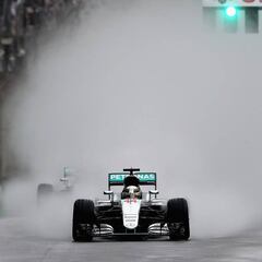 Lewis Hamilton gana y 'Checo' se queda a puertas del podio