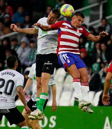 Pol Moreno, del Racing, en pugan con Uzuni, del Granada, en El Sardinero.