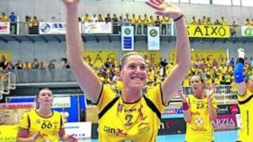 <b>OPORTUNIDAD. </b>El Itxako celebra su triunfo en el primer partido.