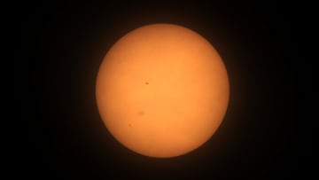 Durante el eclipse total de Sol, las nubes tienden a desaparecer. Aquí te compartimos la razón detrás de este fenómeno.