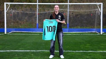 Lete posa con la camiseta de 100 partidos jugados con la Real Sociedad.