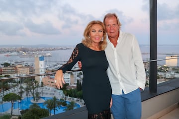 Norma Duval y Matthias K¨¹hn han tenido una relaci¨®n con varias idas y venidas a lo largo de los a?os. Se conocieron en 2010 y, tras un compromiso anunciado en 2014, finalmente se casaron en una ceremonia ¨ªntima en Suiza en 2022. Su historia ha estado marcada por momentos de separaci¨®n y reconciliaci¨®n, pero han demostrado que su v¨ªnculo es fuerte.
Matthias K¨¹hn es un empresario alem¨¢n con negocios inmobiliarios, y su relaci¨®n con Norma Duval ha estado en el foco medi¨¢tico en varias ocasiones. Recientemente, K¨¹hn ha enfrentado problemas legales relacionados con sus negocios, y aunque Norma Duval ha sido mencionada en el caso, no ha sido citada a declarar.
A pesar de los desaf¨ªos, la pareja ha seguido adelante y ha expresado su felicidad tras su boda. Norma Duval ha comentado que esta nueva etapa le permite enfocarse en su vida junto a K¨¹hn y disfrutar de su residencia en Suiza.