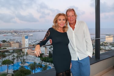 Norma Duval y Matthias Kühn han tenido una relación con varias idas y venidas a lo largo de los años. Se conocieron en 2010 y, tras un compromiso anunciado en 2014, finalmente se casaron en una ceremonia íntima en Suiza en 2022. Su historia ha estado marcada por momentos de separación y reconciliación, pero han demostrado que su vínculo es fuerte.

Matthias Kühn es un empresario alemán con negocios inmobiliarios, y su relación con Norma Duval ha estado en el foco mediático en varias ocasiones. Recientemente, Kühn ha enfrentado problemas legales relacionados con sus negocios, y aunque Norma Duval ha sido mencionada en el caso, no ha sido citada a declarar.

A pesar de los desafíos, la pareja ha seguido adelante y ha expresado su felicidad tras su boda. Norma Duval ha comentado que esta nueva etapa le permite enfocarse en su vida junto a Kühn y disfrutar de su residencia en Suiza.