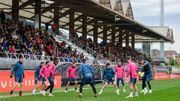 Ba?o de masas del Athletic Club en Lezama. El conjunto rojiblanco entren¨® en el Campo 2 de Lezama en el que disputan sus partidos el Athletic Club Femenino.