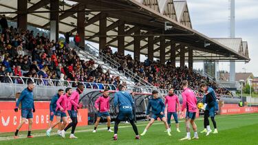 Baño de masas del Athletic Club en Lezama. El conjunto rojiblanco entrenó en el Campo 2 de Lezama en el que disputan sus partidos el Athletic Club Femenino.