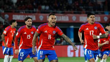 Futbol, Chile vs Brasil.
Primera rueda, clasificatorias al Mundial 2026.
El jugador de la seleccion chilena Eduardo Vargas es fotografiado durante el partido de las eliminatorias al mundial de 2026 contra Brasil disputado en el estadio Nacional de Santiago, Chile.
10/10/2024
Andres Pina/Photosport
Football, Chile vs Brazil.
World Cup 2026 qualifiers.
Chile's player Eduardo Vargas is pictured during a World Cup 2026 qualifier match against Brazil at the National stadium in Santiago, Chile.
10/10/2024
Andres Pina/Photosport