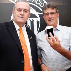 Las Peñas inauguran su nueva sede con Kempes como padrino