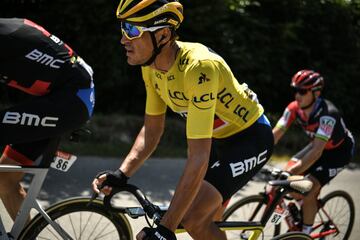 El belga Greg Van Avermaet, vistiendo el maillot amarillo de líder general.