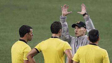 El entrenador de LAFC repiti&oacute; que su equipo est&aacute; pasando por un mal momento, pero confirma que perdieron por la desconcentraci&oacute;n del silbante al marcar dos penales.