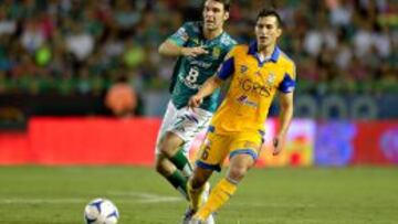 Action photo during the match Leon vs Tigres UANL, Corresponding a 4st round of the Apertura 2015 Liga Bancomer MX at Nou Camp Stadium, in the photo: (l-r), Mauro Boselli of Leon and Jorge Torres Nilo of Tigres
 
 
 Foto de accion dirante el partido Pumas UNAM vs Atlas, correspondiente a la Jornada 4 del Torneo Apertura 2015 de la Liga Bancomer MX, en el Estadio Nou Camp, en la foto: (i-d), Mauro Boselli de Leon y Jorge Torres Nilo de Tigres
  
 12/08/2015/MEXSPORT/Isaac Ortiz.
 
 
 