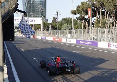 El mexicano recibió la bandera de cuadros para firmar una nueva victoria en la máxima categoría. Al finalizar la competencia, 'Checo' reveló que estuvieron cerca de retirar el auto, pues tenía problemas hidráulicos.