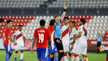 AME084. ASUNCI&Oacute;N (PARAGUAY), 08/10/2020.- El &aacute;rbitro del partido saca tarjeta amarilla a Carlos Zambrano de Per&uacute; hoy, durante un partido de eliminatorias sudamericanas del Mundial de Catar 2022, en el estadio Defensores del Chaco de A