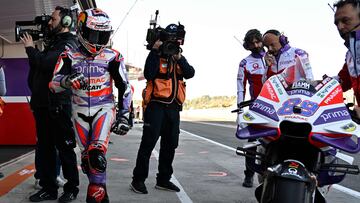 Jorge Martín junto a su Ducati del equipo Prima Pramac.