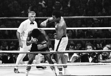 Muhammad Ali, ante Leon Spinks.