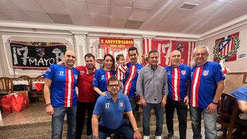 Junta directiva de la pe?a rojiblanca 17 de mayo, con Juan Carlos Pedraza, leyenda del Atl¨¦tico.