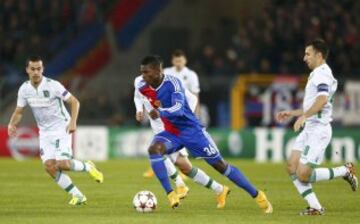 Bréel Embolo del FC Basilea dirige el balón entre Fabio Espinho Ludogorets y Svetoslav Dyakov