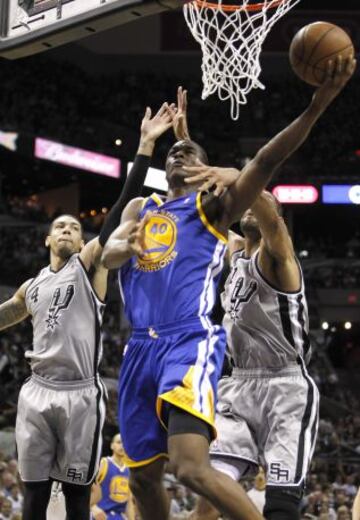 Spurs 129 - Warriors 127 (1-0). El jugador de los Golden State Warriors, Harrison Barnes presionado por dos jugadores de los Spurs.