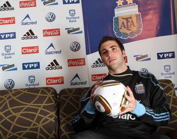 Gonzalo Higuaín posa con el balón con el que logró el hat-trick ante Corea: al argentino se le olvidó pedírselo al árbitro, pero por fortuna pudo recuperarlo: “Me encanta que me hayan conseguido la pelota. En el momento del partido, eufórico por la alegría, me olvidé de reclamarla, pero por suerte ya lo recuperé. Me lo quedo de recuerdo”, explicaba risueño El Pipita.