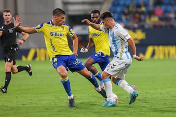 Rubén Alcaraz junto a un futbolista del Málaga en el encuentro de la jornada 9 de la Liga Hypermotion. Temporada 2024-2025.