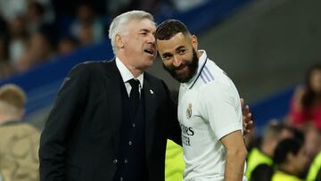 MADRID, 02/11/2022.- El entrenador del Real Madrid, Carlo Ancelotti (i), habla con el delantero francés Karim Benzema (d) durante el encuentro del grupo F de la UEFA Liga de Campeones entre el Real Madrid y el Celtic de Glasgow, este miércoles en el Santiago Bernabéu en Madrid. EFE/ Juanjo Martin