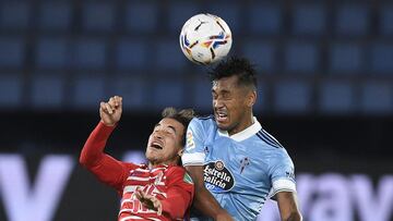 Renato Tapia pugna por un balón aéreo con Luis Milla.