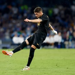El vacile del vestuario del Madrid a Valverde tras su golazo al Nápoles: “Paga la portería”