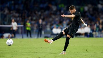 Federico Valverde, desde fuera del área, se saca un misil con la derecha, el balón golpea en el larguero y posteriormente en la espalda de Alex Meret para meterse en la portería napolitana.